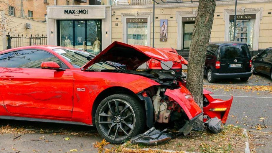 У Дніпрі автомобіль в'їхав у дерево (ФОТО, ВІДЕО)