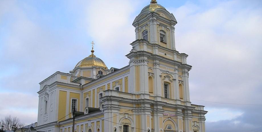 Волинська єпархія пояснила, чому на стінах луцького собору зображені бізнесмени (фото, відео).