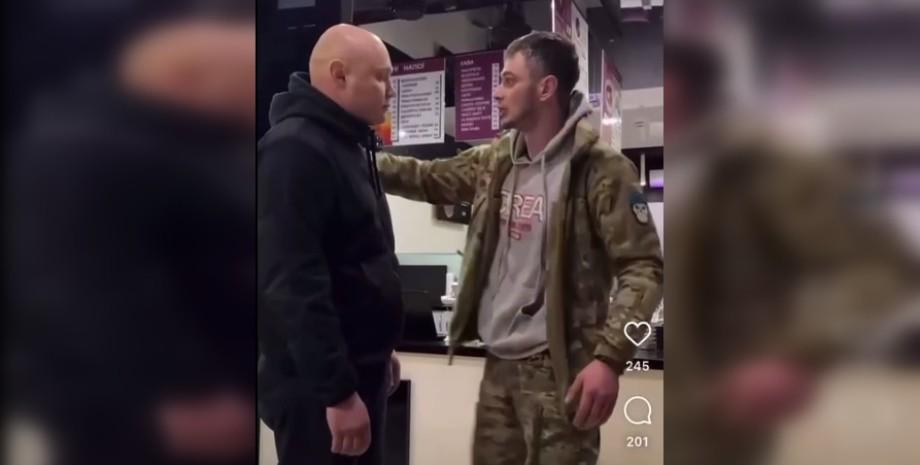 A conflict erupted with marines at a café in Mykolaiv, where there were threats of shooting at knees with an automatic weapon (video included).