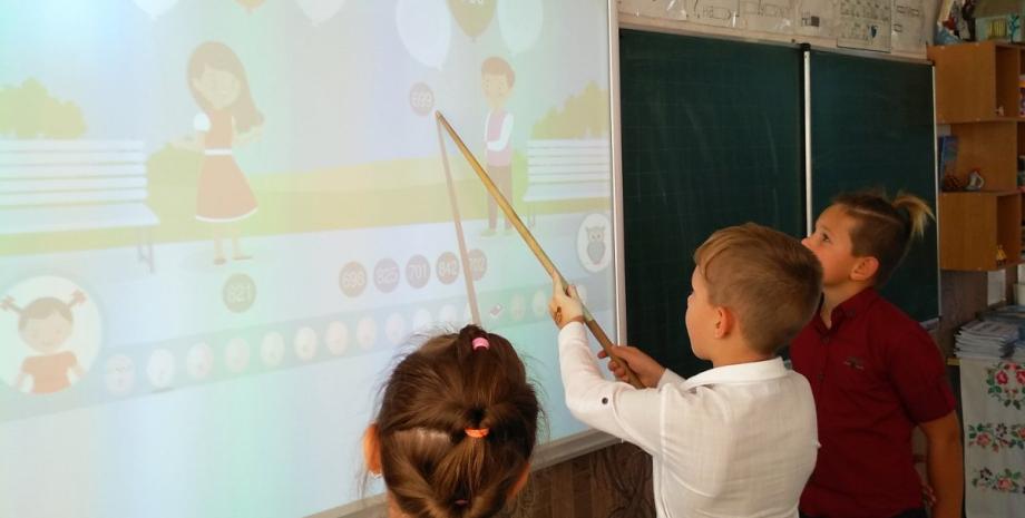 Children in a Kyiv school were playing TCK and nearly injured themselves while twisting each other's necks.