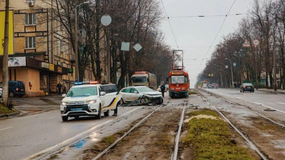 В Днепре на проспекте Мазепы случилась автокатастрофа, в результате которой есть пострадавший. Подробности в фото и видео.