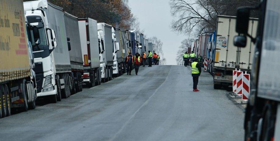 The government is shutting down the "Shlyakh" system. Here's how humanitarian aid will now be transported from abroad.